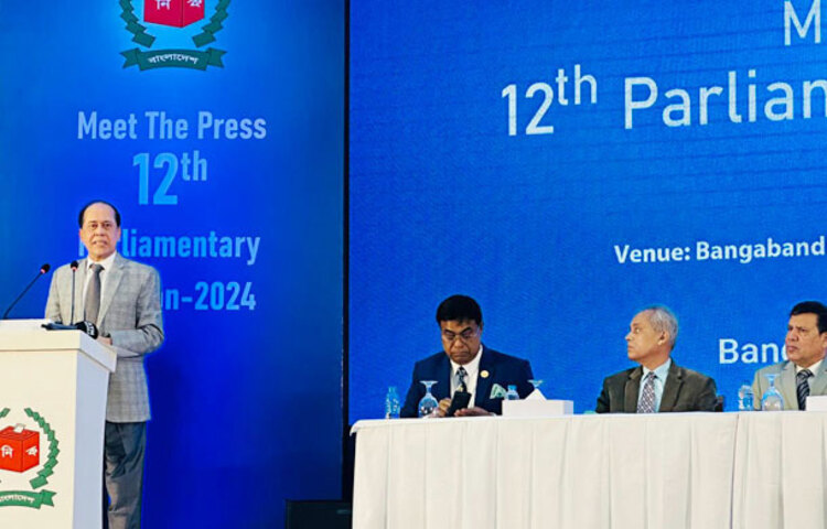 বাংলাদেশের ওপর যুক্তরাষ্ট্র যে ভিসানীতি আরোপ করেছে তা নিয়ে নির্বাচন কমিশন কিংবা কমিশনের কোনো কর্মকর্তা বিব্রত নন বলে জানিয়েছেন প্রধান নির্বাচন কমিশনার কাজী হাবিবুল আউয়াল। আজ দুপুরে জাতীয় সংসদ নির্বাচন উপলক্ষে আয়োজিত সংবাদ সম্মেলনে তিনি এ কথা বলেন। ছবি: জাগো নিউজ