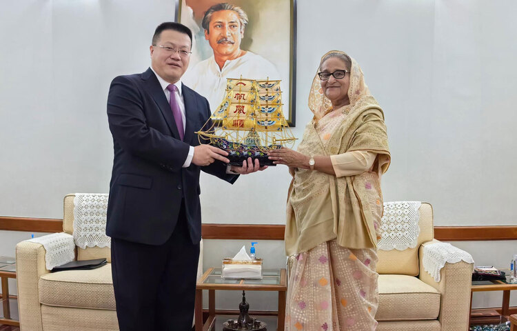 দ্বাদশ জাতীয় সংসদ নির্বাচনে জয়লাভ করায় প্রধানমন্ত্রী ও আওয়ামী লীগ সভাপতি শেখ হাসিনাকে অভিনন্দন জানিয়েছে চীন। আজ ঢাকায় গণভবনে নিযুক্ত চীনা রাষ্ট্রদূত ইয়াও ওয়েন শেখ হাসিনার সঙ্গে দেখা করে তার দেশের (চীন) নেতাদের অভিনন্দন ও শুভেচ্ছা বার্তা পৌঁছে দেন। ছবি: পিএমও