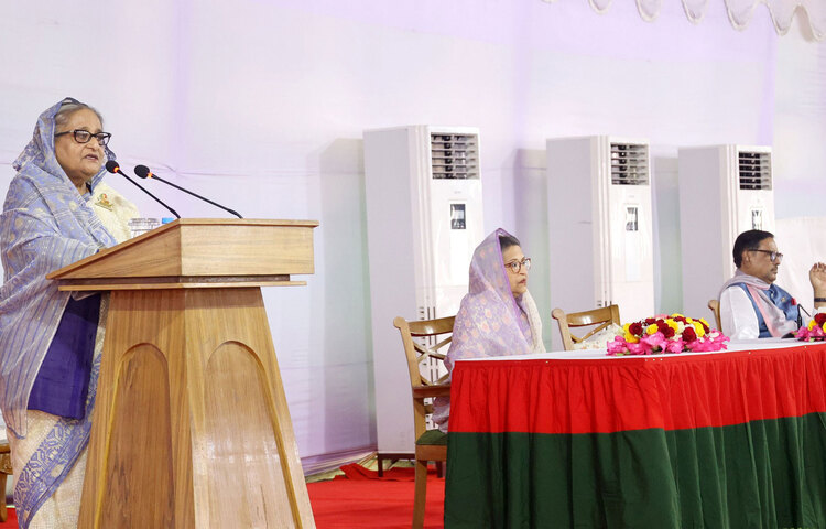 ৭ জানুয়ারি নির্বাচনে বিজয়ের পর আজ দুপুরে গণভবনে আওয়ামী লীগ নেতাকর্মীদের সঙ্গে শুভেচ্ছা বিনিময়কালে বক্তব্য রাখেন প্রধানমন্ত্রী শেখ হাসিনা। ছবি: ইয়াসিন কবির জয়