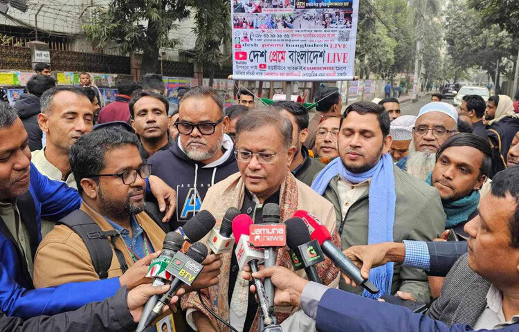 আজ সকালে নবগঠিত মন্ত্রিপরিষদের সঙ্গে ধানমন্ডি ৩২ নম্বরে জাতির পিতা বঙ্গবন্ধু শেখ মুজিবুর রহমানের প্রতিকৃতিতে পুষ্পস্তবক অর্পণ শেষে সাংবদিকদের সঙ্গে কথা বলেন পররাষ্ট্রমন্ত্রী ড. হাছান মাহমুদ। ছবি:  ইসমাইল হোসেন রাসেল