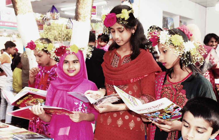 অমর একুশে বইমেলার আজ নবম দিনে পড়েছে। আজ শিশুপ্রহর। তাই মেলায় শিশুদের উপস্থিতি বেশ লক্ষ্য করার মতো। ছবি: বিপ্লব দিক্ষিৎ