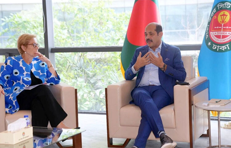 ঢাকা উত্তর সিটি করপোরেশনের (ডিএনসিসি) মেয়র মো. আতিকুল ইসলামের সঙ্গে সাক্ষাৎ করেছেন বাংলাদেশে নিযুক্ত ফিনল্যান্ডের রাষ্ট্রদূত রিতভা কাউক্কু রুনদি। আজ রাজধানীর গুলশানে উত্তর সিটির নগর ভবনে মেয়র মো. আতিকুল ইসলামের কার্যালয়ে এই বৈঠক অনুষ্ঠিত হয়। বৈঠকে ঢাকা উত্তর সিটি এলাকায় টেকসই বর্জ্য ব্যবস্থাপনায় সহযোগিতা প্রদানের আগ্রহ ব্যক্ত করেন ফিনল্যান্ডের রাষ্ট্রদূত। ছবি: বিপ্লব দিক্ষিৎ