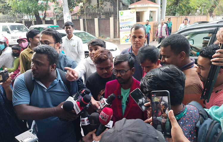 হিরো আলম বলেছেন, দুবাইয়ের আলোচিত স্বর্ণ ব্যবসায়ী রবিউল ইসলাম ওরফে আরাভ খানকে ধরতে গোয়েন্দা পুলিশকে সব ধরনের তথ্য দিয়ে সহযোগিতা করবো। আজ বিকেল ৫টার দিকে ঢাকা মহানগর গোয়েন্দা পুলিশের কার্যালয় থেকে বের হয়ে সাংবাদিকদের তিনি এ কথা বলেন। ছবি: জাগো নিউজ