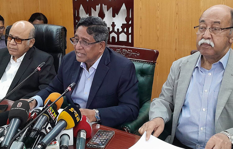 আগামী অর্থবছরে (২০২৩-২৪) দেশে ৬৮ লাখ ৪২ হাজার ৫০০ টন রাসায়নিক সারের প্রয়োজন হবে জানিয়ে কৃষিমন্ত্রী মো. আব্দুর রাজ্জাক বলেন, এ বছর সারের দাম বাড়ানো হবে না। আজ সার বিষয়ক জাতীয় সমন্বয় ও পরামর্শক কমিটির সভা শেষে কৃষিমন্ত্রী এ কথা জানান। এ সময় শিল্পমন্ত্রী নুরুল মজিদ মাহমুদ হুমায়ূন ও কৃষি মন্ত্রণালয় সম্পর্কিত সংসদীয় স্থায়ী কমিটির সভাপতি কামরুল ইসলাম উপস্থিত ছিলেন। ছবি: জাগো নিউজ