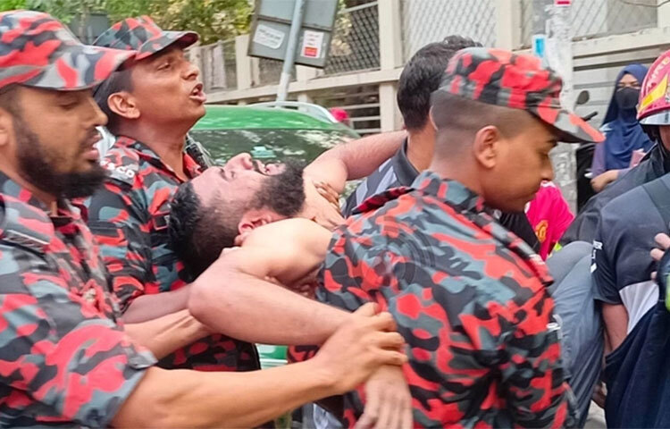 রাজধানীর বঙ্গবাজারে অগ্নিকাÐে পুলিশ, ফায়ার সার্ভিসের সদস্য, দোকান মালিক ও কর্মচারীসহ ১৮ জন আহত হয়েছেন। তাদের মধ্যে একজনকে শেখ হাসিনা জাতীয় বার্ন অ্যান্ড প্লাস্টিক সার্জারি ইনস্টিটিউটে এবং চারজনকে ঢাকা মেডিকেল কলেজ হাসপাতালের মেডিসিন ওয়ার্ডে ভর্তি করা হয়েছে। বাকি ১৩ জনকে প্রাথমিক চিকিৎসা দিয়ে ছেড়ে দেওয়া হয়েছে। ছবি: জাগো নিউজ