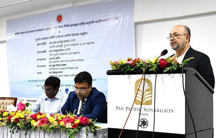 তিন জেলার ১৯ উপজেলায় ভয়েস মেসেজের মাধ্যমে বন্যার আগাম সতর্কবার্তা দেওয়া হবে বলে জানিয়েছেন দুর্যোগ ব্যবস্থাপনা ও ত্রাণ প্রতিমন্ত্রী ডা. মো. এনামুর রহমান। আজ রাজধানীর একটি হোটেলে ‘স্থানীয় পর্যায়ে বন্যার সতর্কবার্তা ও প্রচার ব্যবস্থার উন্নয়ন’ শীর্ষক প্রকল্পের বার্ষিক অগ্রগতি অবহিতকরণ বিষয়ক অনুষ্ঠানে প্রধান অতিথির বক্তব্যে এ কথা বলেন। ছবি: বিপ্লব দিক্ষিৎ