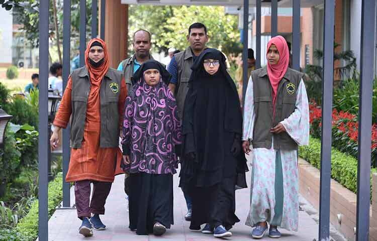 ঢাকার চিফ জুডিসিয়াল ম্যাজিস্ট্রেট আদালত প্রাঙ্গণ থেকে মৃত্যুদণ্ডপ্রাপ্ত দুই আসামিকে ছিনিয়ে নেওয়ার মামলায় গ্রেফতার জঙ্গি সোহেলের স্ত্রী ফাতিমা তাসনীম শিখাসহ দুজনের পাঁচদিনের রিমান্ড মঞ্জুর করেছেন আদালত। রিমান্ডে যাওয়া অন্য আসামি হলেন হুসনা আক্তার। ছবি: বিপ্লব দিক্ষিৎ