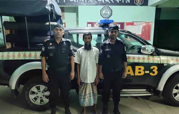 নারী ও শিশু নির্যাতন মামলায় যাবজ্জীবন সাজাপ্রাপ্ত পলাতক আসামি মো. হারুনকে গ্রেফতার করেছে র‌্যাব। ঢাকার দক্ষিণ কেরনীগঞ্জ এলাকা থেকে তাকে গ্রেফতার করা হয়। আজ দুপুরে এই তথ্য জানান র‌্যাব-৩ এর অধিনায়ক লেফটেন্যান্ট কর্নেল আরিফ মহিউদ্দিন আহমেদ। ছবি: বিপ্লব দিক্ষিৎ