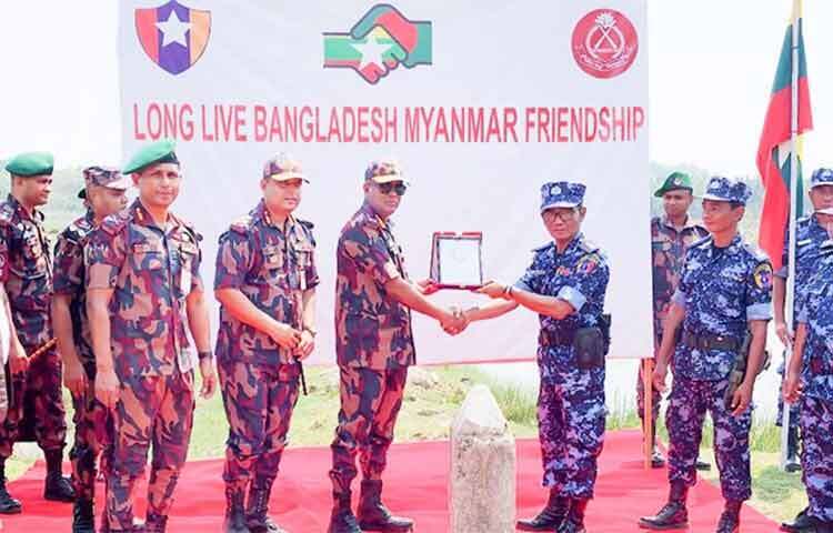 বিজিবি মহাপরিচালকের (ডিজি) সঙ্গে শুভেচ্ছা বিনিময় করেছে মিয়ানমারের সীমান্তরক্ষী বাহিনী বিজিপি। মঙ্গলবার (১১ এপ্রিল) সকালে বিজিবি মহাপরিচালক মেজর জেনারেল এ কে এম নাজমুল হাসান বান্দরবানের নাইক্ষ্যংছড়ি উপজেলার ঘুমধুম সীমান্ত পরিদর্শনকালে এ শুভেচ্ছা বিনিময় হয়। ছবি: সায়ীদ আলমগীর