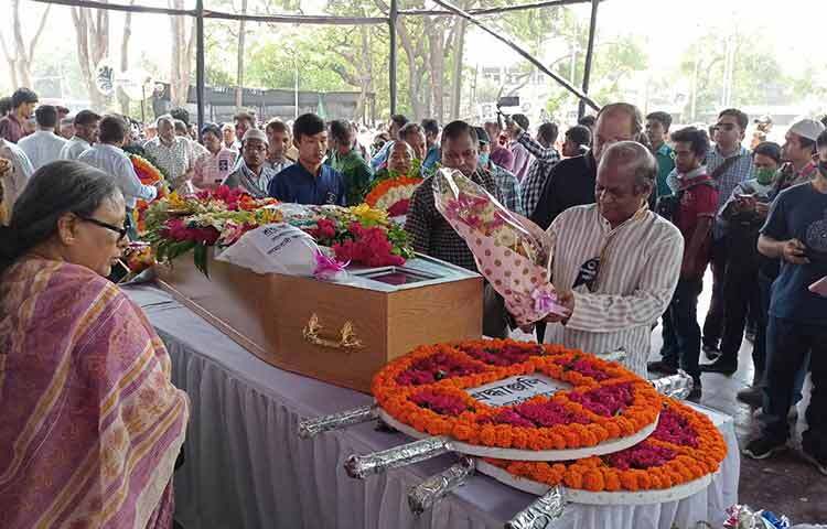গণস্বাস্থ্য কেন্দ্রের প্রতিষ্ঠাতা ও বীর মুক্তিযোদ্ধা ডা. জাফরুল্লাহ চৌধুরীকে ফুলেল শ্রদ্ধা জানান তার সহকর্মী, বিশিষ্টজন, রাজনীতিকসহ সর্বস্তরের মানুষ। আজ সকাল ১০টার পর ফ্রিজিং ভ্যানে ডা. জাফরুল্লাহ চৌধুরীর মরদেহ কেন্দ্রীয় শহীদ মিনারে আনা হয়। সেখানে মরদেহ রাখা দুপুর ১টা পর্যন্ত রাখা হয়। ছবি: জাগো নিউজ