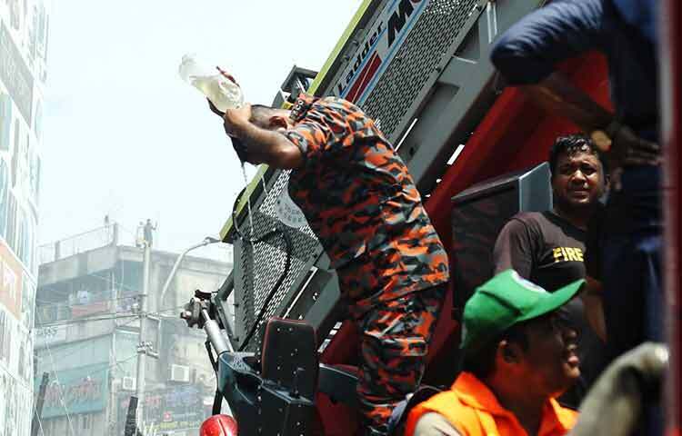 আগুন নেভাতে এসে ক্লান্ত হয়ে যান অগ্নি নির্বাপণকর্মীরা। ছবি: জাগো নিউজ
