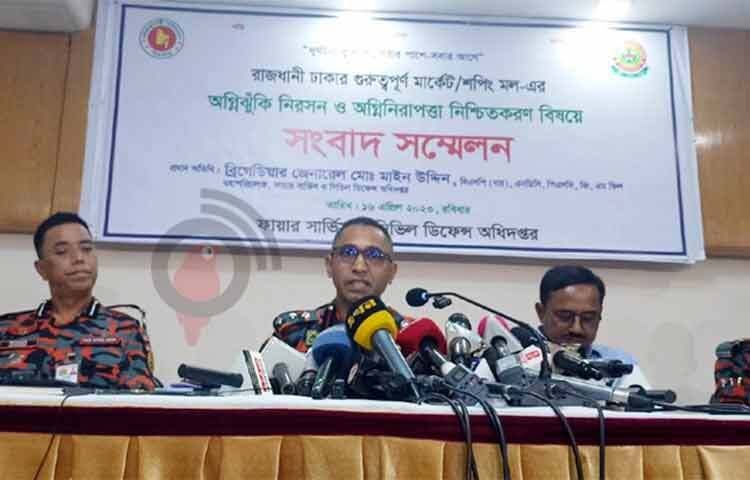 ফায়ার সার্ভিস ও সিভিল ডিফেন্স অধিদপ্তরের পরিচালক লেফটেন্যান্ট কর্নেল মোহাম্মদ তাজুল ইসলাম চৌধুরী বলেছেন, নিউ সুপার মার্কেটসহ রাজধানীতে ৯টি অতি ঝুঁকিপূর্ণ, ১৪টি মাঝারি ঝুঁকিপূর্ণ এবং ৩৫টি ঝুঁকিপূর্ণ মার্কেট রয়েছে। আজ দুপুর ১টায় ফায়ার সার্ভিস ও সিভিল ডিফেন্স অধিদপ্তরে এক সংবাদ সম্মেলনে তিনি এসব কথা বলেন। ছবি: জাগো নিউজ