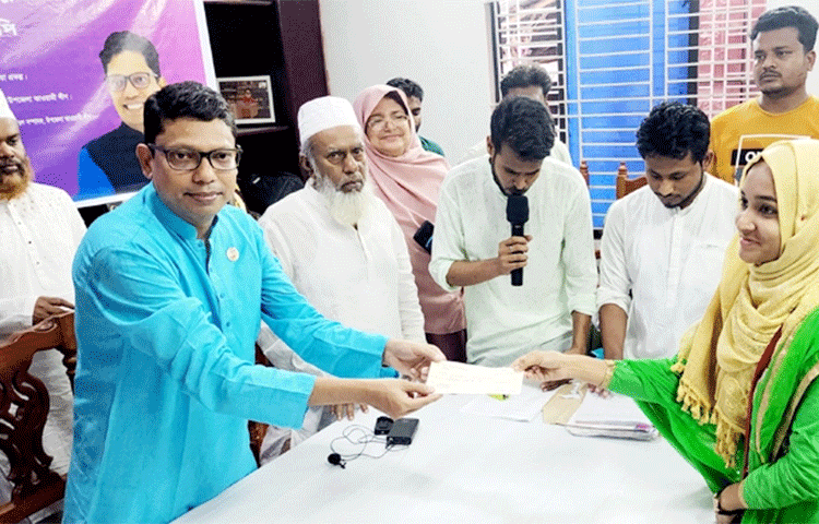 তথ্য ও যোগাযোগ প্রযুক্তি প্রতিমন্ত্রী জুনাইদ আহমেদ পলক বলেছেন, স্মার্ট নারীরা স্মার্ট বাংলাদেশের নেতৃত্ব দেবে। আজ সকাল ১০টায় নাটোরের সিংড়ায় নিজ বাসভবনে আইডিয়া প্রকল্পের আওতায় ৩৭ স্মার্ট নারী উদ্যোক্তার মধ্যে অনুদানের চেক বিতরণ অনুষ্ঠানে প্রধান অতিথির বক্তব্যে তিনি একথা বলেন। ছবি: রেজাউল করিম রেজা