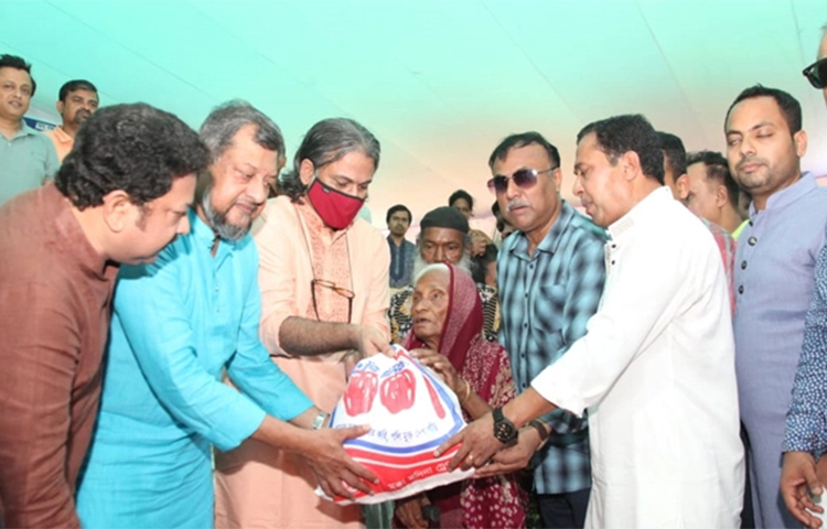 পবিত্র ঈদুল ফিতর উপলক্ষে ঈদ উপহার বিতরণ করেছে ঢাকা মহানগর উত্তর যুবলীগ। ঈদ উপহার বিতরণ কর্মসূচিতে প্রধান অতিথি ছিলেন যুবলীগের চেয়ারম্যান শেখ ফজলে শামস্ পরশ। আজ বেলা ১১টায় রাজধানীর কালাচাঁদপুর সরকারি স্কুল অ্যান্ড কলেজ মাঠে হয় এ কর্মসূচি। ছবি: জাগো নিউজ