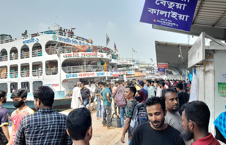 আজ সকালে সদরঘাটে যাত্রীর কিছুটা চাপ ছিল। তবে বেলা বাড়ার সঙ্গে সঙ্গে সেই চাপ কমে গেছে। এখন আর কোনো সময়সূচি মেনে ছাড়ছে না লঞ্চ। যাত্রী পূর্ণ হয়ে গেলেই লঞ্চ ছেড়ে দিচ্ছে। ছবি: মাসুদ রানা