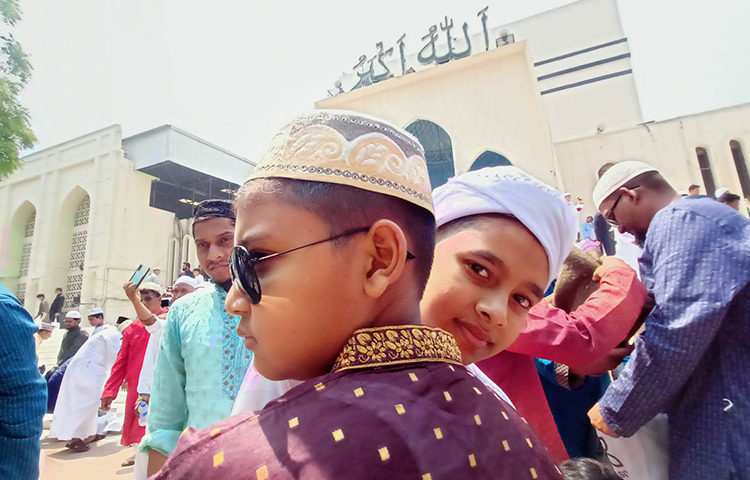 ঈদের নামাজ শেষে কোলকুলি করছে শিশুরা। ছবি: বিপ্লব দিক্ষিৎ