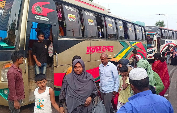 ঈদের টানা পাঁচদিনের ছুটি শেষে সরকারি অফিস, আদালত, ব্যাংক ও আর্থিক প্রতিষ্ঠান খুলছে সোমবার (২৪ এপ্রিল)। ছুটি শেষ হওয়ায় ঢাকায় ফিরতে শুরু করেছেন এসব প্রতিষ্ঠানে কর্মরতরা। ছবি: বিপ্লব দিক্ষিৎ