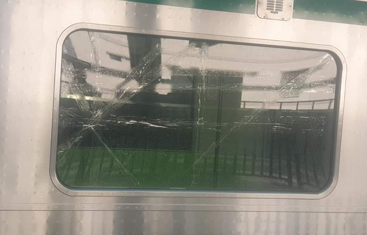 মেট্রোরেলে ঢিল ছোড়ার ঘটনায় ডিএমপির কাফরুল থানায় অভিযোগ দিয়েছে কর্তৃপক্ষ। অভিযোগটি মামলা হিসেবে নথিভুক্ত হতে পারে বলে জানিয়েছে পুলিশ। আজ দুপুরে কাফরুল থানার ভারপ্রাপ্ত কর্মকর্তা (ওসি) হাফিজুর রহমান জাগো নিউজকে এ তথ্য জানান। ছবি: মোফিজুল সাদিক