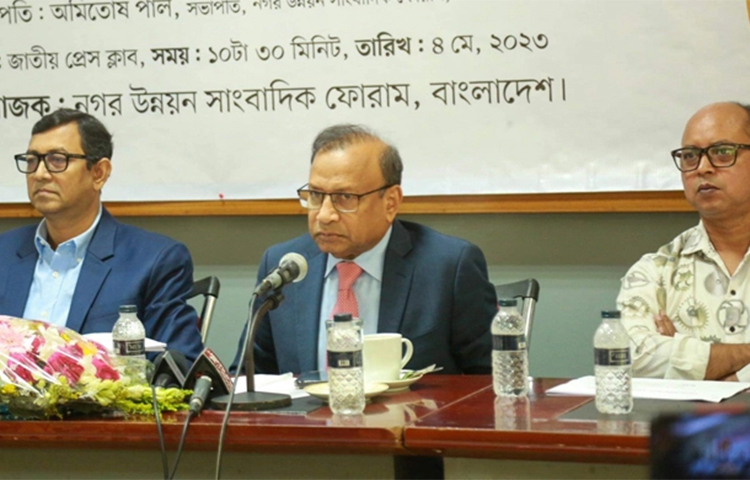 অতিরিক্ত জনসংখ্যা ও অপর্যাপ্ত নাগরিক সুবিধার কারণে ঢাকা বসবাসের যোগ্যতার মাপকাঠিতে নিম্নগামী বলে জানিয়েছেন স্থানীয় সরকারমন্ত্রী মো. তাজুল ইসলাম। আজ জাতীয় প্রেস ক্লাবে ‘অগ্নিদুর্ঘটনার কারণ: প্রতিরোধে করণীয়’ শীর্ষক এক সংলাপে এ কথা জানান তিনি। ছবি: জাগো নিউজ