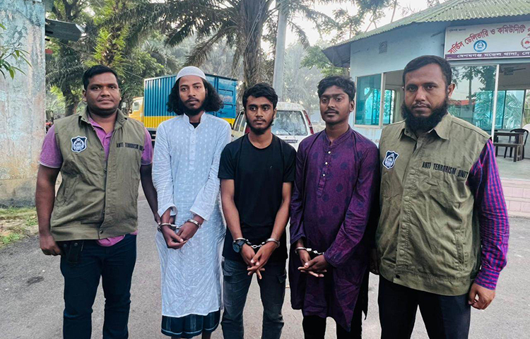 নিষিদ্ধ ঘোষিত জঙ্গি সংগঠন আনসার আল ইসলামের তিন সদস্যকে গ্রেফতার করেছে অ্যান্টি টেররিজম ইউনিট (এটিইউ)। তারা হলেন মো. শিবলু ওরফে রফিকুল ইসলাম শিবলু ওরফে যোদ্ধা অফ হিন্দ (২০), মো. জাহিদুর রহমান ওরফে জাহিদ (২৮) ও শাহাদত হোসেন (২৫)। তৌহিদুজ্জামান তন্ময়