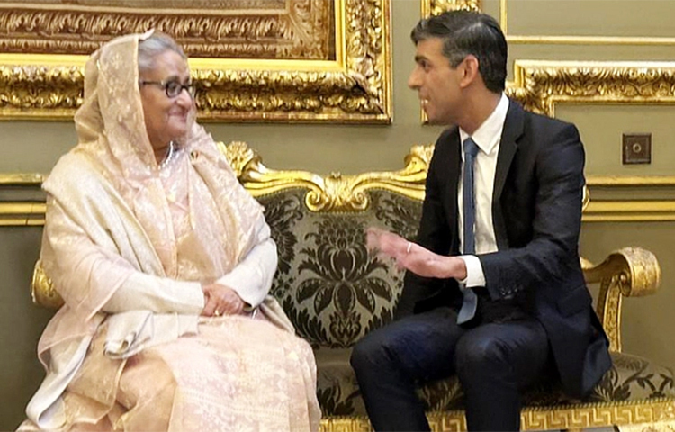 যুক্তরাজ্যের প্রধানমন্ত্রী ঋষি সুনাক বাংলাদেশের প্রধানমন্ত্রী শেখ হাসিনাকে একজন সফল অর্থনৈতিক নেতা হিসেবে অভিহিত করে বলেছেন, ‘আপনি আমাদের জন্য অনুপ্রেরণা।’ স্থানীয় সময় শুক্রবার কমনওয়েলথ সেক্রেটারিয়েটের দ্বিপাক্ষিক সভাকক্ষে তাদের প্রথম বৈঠকে সুনাককে উদ্ধৃত করে যুক্তরাজ্যে নিযুক্ত বাংলাদেশের হাইকমিশনার সাইদা মুনা তাসনিম একথা জানান। ছবি: সংগৃহীত