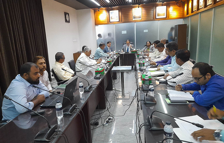 নির্বাচনী আচরণবিধি লঙ্ঘন করেননি বলে দাবি করেছেন গাজীপুর সিটি করপোরেশন নির্বাচনে আওয়ামী লীগের প্রার্থী আজমত উল্লা খান। আজ বিকেলে নির্বাচন কমিশনের তলবে নির্বাচন ভবনে অনুষ্ঠিত শুনানিতে অংশগ্রহণ শেষে তিনি সাংবাদিকদের কাছে এ দাবি করেন। ছবি: সিরাজুজ্জামান হেলালা