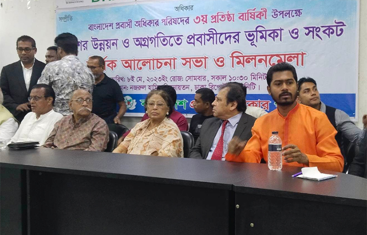 একটা সময় রিজার্ভ কী, মানুষ সেটাই জানতো না। এখন কেন রিজার্ভ কমলো, সে প্রশ্ন করছেন সবাই। আজ রাজধানীর ঢাকা রিপোর্টার্স ইউনিটিতে প্রবাসী অধিকার পরিষদের তৃতীয় প্রতিষ্ঠাবার্ষিকীর আলোচনায় এসব কথা বলেন ডাকসুর সাবেক ভিপি নুরুল হক নুর। ছবি: জাগো নিউজ