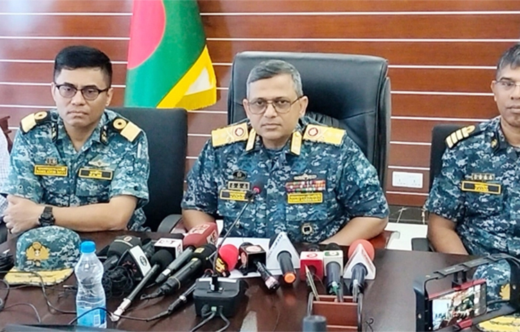 পটুয়াখালীর পায়রা বন্দর চেয়ারম্যান রিয়ার এডমিরাল গোলাম সাদেক জানান, ঘূর্ণিঝড় মোখার সম্ভাব্য ক্ষতি মোকাবিলায় বন্দর কর্তৃপক্ষ কাজ করবে। এরই মধ্যে জেলা প্রশাসন এবং উপজেলা প্রশাসনকে এ বিষয় অবহিত করা হয়েছে। আজ সকালে পায়রা সমুদ্র বন্দরের সর্বশেষ অগ্রগতি নিয়ে সাংবাদিকদের সঙ্গে মতবিনিময়কালে তিনি এসব কথা বলেন। ছবি: আব্দুস সালাম আরিফ