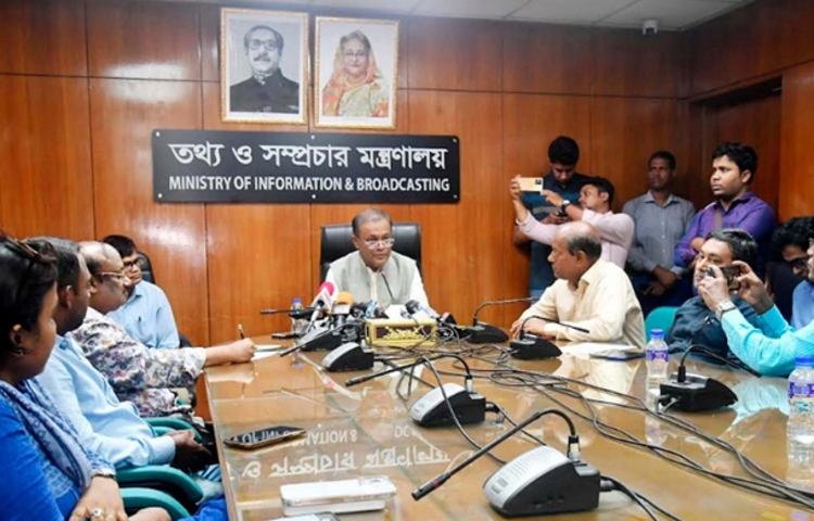 আওয়ামী লীগের যুগ্ম সাধারণ সম্পাদক ও তথ্যমন্ত্রী ড. হাছান মাহমুদ বলেছেন, রাষ্ট্রদূতদের এখন বাড়তি নিরাপত্তার প্রয়োজন নেই, সেজন্যই তা প্রত্যাহার করা হয়েছে। আজ দুপুরে সচিবালয়ে তথ্য ও সম্প্রচার মন্ত্রণালয়ের সম্মেলনকক্ষে সমসাময়িক বিষয়ে সাংবাদিকদের সঙ্গে মতবিনিময়কালে এক প্রশ্নের জবাবে তিনি এ তথ্য জানান। ছবি: জাগো নিউজ