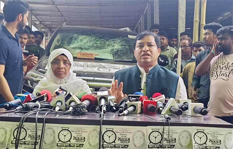 গাজীপুর সিটি করপোরেশন নির্বাচনে প্রচারণাকালে বাধা, গাড়ি ভাঙচুর ও কর্মীদের মারধরের প্রতিবাদে গাজীপুরে সংবাদ সম্মেলন করেছেন স্বতন্ত্র মেয়র প্রার্থী জায়েদা খাতুন। আজ দুপুরে নগরীর তার ছয়দানাস্থ বাসভবন প্রাঙ্গণে আয়োজিত সংবাদ সম্মেলনে প্রার্থী জায়েদা খাতুন এ সংবাদ সম্মেলন করেন। এ সময় তার প্রধান নির্বাচনী এজেন্ট সাবেক মেয়র মো. জাহাঙ্গীর আলম উপস্থিত ছিলেন। ছবি: আমিনুল ইসলাম