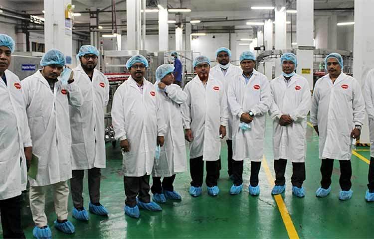 বাংলাদেশ নিরাপদ খাদ্য কর্তৃপক্ষের চেয়ারম্যান মো. আব্দুল কাইউম সরকারের নেতৃত্বে চার সদস্যের একটি প্রতিনিধিদল আজ নরসিংদীতে অবস্থিত প্রাণ ইন্ডাস্ট্রিয়াল পার্ক পরিদর্শন করেছেন। ছবি: জাগো নিউজ