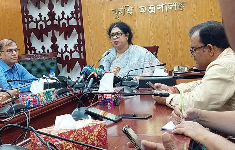 মার্কিন যুক্তরাষ্ট্রের আশ্বাসের পরিপ্রেক্ষিতে দেশটি থেকে আমদানি করা তুলা ক্ষতিকর পোকামুক্ত করতে আর বিষবাষ্পের ব্যবহার করা হবে না বলে জানিয়েছেন কৃষি সচিব ওয়াহিদা আক্তার। আজ সচিবালয়ে সাংবাদিকদের সঙ্গে আলাপকালে তিনি এমন তথ্য জানান। এর আগে যুক্তরাষ্ট্রের বাণিজ্য প্রতিনিধিদের (ইউএসটিআর) সঙ্গে বৈঠক করেন কৃষি সচিব। ছবি: জাগো নিউজ