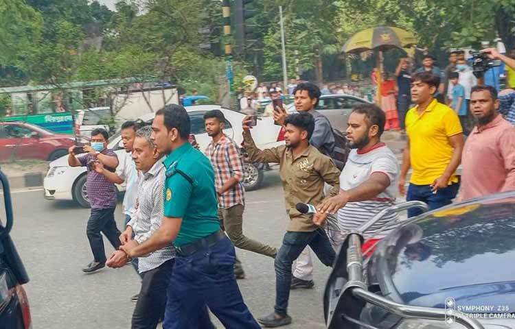 রাজধানীর সায়েন্সল্যাব এলাকায় পুলিশের সঙ্গে ধাওয়া-পাল্টা ধাওয়ায় পÐ হয়ে গেছে ঢাকা দক্ষিণ বিএনপির পদযাত্রা কর্মসূচি। আজ দুপুর ২টায় ধানমন্ডিতে বাংলাদেশ মেডিকেল কলেজের সামনে থেকে এ পদযাত্রা শুরু হয়। ছবি: খালিদ হোসেন