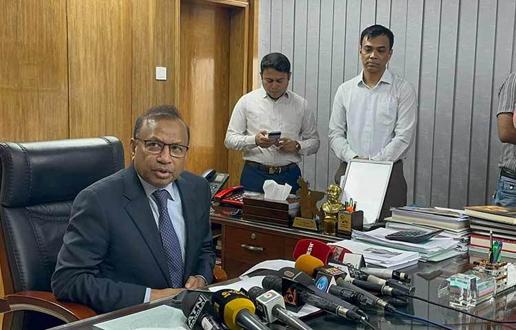 নির্বাচন নিয়ে কিছু বিতর্ক থাকবেই বলে মন্তব্য করেছেন স্থানীয় সরকারমন্ত্রী মো. তাজুল ইসলাম। স্থানীয় সরকার নির্বাচন প্রসঙ্গে গণমাধ্যমকর্মীদের প্রশ্নের জবাবে তিনি এ কথা বলেন। আজ দুপুরে সচিবালয়ে মন্ত্রীর সঙ্গে সাক্ষাৎ করে জাতিসংঘের প্রতিনিধিদল। সাক্ষাৎ শেষে সাংবাদিকদের প্রশ্নের জবাবে এ কথা বলেন তাজুল ইসলাম। ছবি: ইসমাইল হোসেন রাসেল