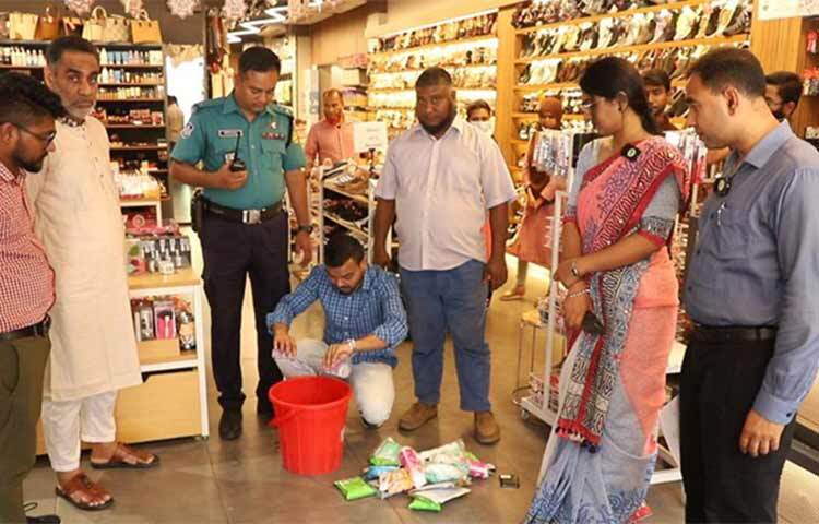 রাজধানীর খিলগাঁওয়ে ল্যাভেন্ডারকে আড়াই লাখ টাকা জরিমানা করেছে জাতীয় ভোক্তা অধিকার সংরক্ষণ অধিদপ্তর। শুক্রবার (২৬ মে) প্রতিষ্ঠানটিকে জরিমানা করা হয়। ‘লিরা ইমপোর্টস’র স্টিকার নকল করে ৩৩ ধরনের বিভিন্ন নামিদামি ব্র্যান্ডের প্রসাধনী সামগ্রী বিক্রি করে আসছিল প্রতিষ্ঠানটি। ছবি: জাগো নিউজ