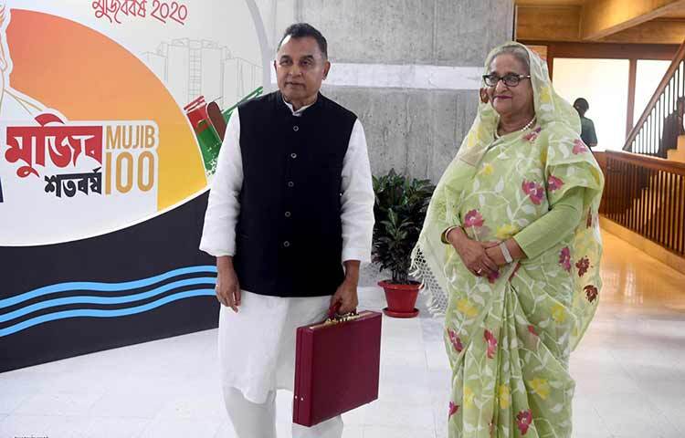 প্রধানমন্ত্রী শেখ হাসিনা অর্থমন্ত্রী আ হ ম মুস্তফা কামালকে সঙ্গে নিয়ে আজ বিকেলে একাদশ জাতীয় সংসদের ২৩তম অধিবেশনে ২০২৩-২৪ অর্থবছরের বাজেট অধিবেশনে যোগ দেন। ছবি: ইয়াসিন কবির জয়