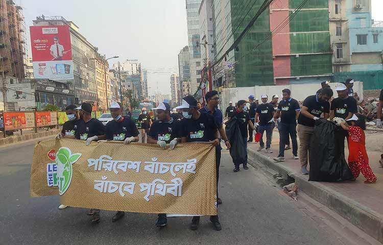 পরিবেশের সুরক্ষায় মানুষের মাঝে সচেতনতা তৈরির লক্ষ্যে দেশের শীর্ষস্থানীয় শিল্পগ্রুপ প্রাণ-আরএফএল-এর উদ্যোগে একই দিনে সারাদেশের ২৪ জেলার ৫৮ স্থানে পড়ে থাকা বিভিন্ন ধরনের প্লাস্টিক বর্জ্য পরিষ্কার করা হয়েছে। ছবি: জাগো নিউজ
