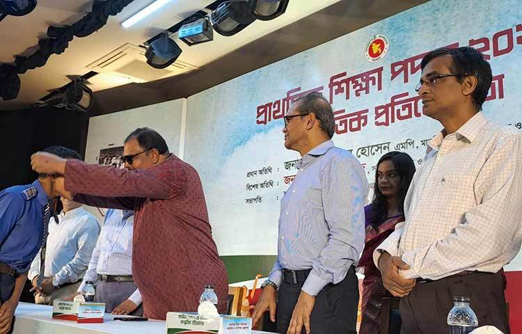 প্রাথমিক ও গণশিক্ষা প্রতিমন্ত্রী মো. জাকির হোসেন বলেছেন, আজকের শিশুদের হাতেই রয়েছে ২০৪১ সালের উন্নত বাংলাদেশের চাবিকাঠি। আজ ঢাকা পিটিআই মিলনায়তনে প্রাথমিক শিক্ষা পদক ২০২৩ বিতরণ উপলক্ষে জাতীয় পর্যায়ের শিক্ষার্থীকেন্দ্রিক সাংস্কৃতিক প্রতিযোগিতার পুরস্কার বিতরণ অনুষ্ঠানে প্রধান অতিথির বক্তৃতায় তিনি এ কথা বলেন। ছবি: মুরাদ হোসেন