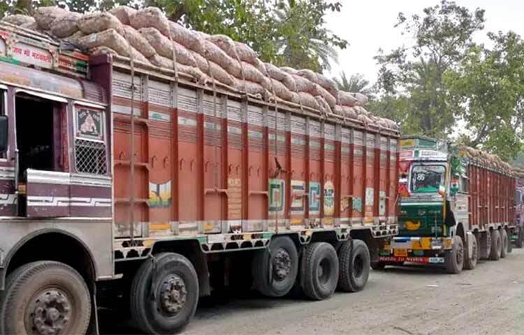 আজ বিকেল থেকে দেশের দ্বিতীয় বৃহত্তম সোনামসজিদ স্থলবন্দর দিয়ে এ পেঁয়াজ আমদানি শুরু হয়। এরইমধ্যে পেঁয়াজ ভর্তি ১০-১২টি ট্রাক সোনামসজিদ স্থলবন্দরে প্রবেশ করেছে। ছবি: সোহান মাহমুদ
