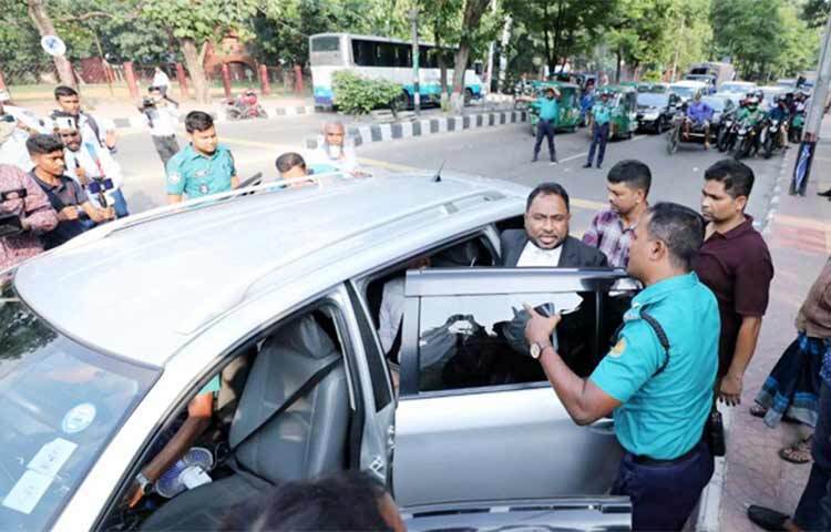 ১০ জুন কর্মসূচি পালনে সহযোগিতার আবেদন নিয়ে ঢাকা মেট্রোপলিটন পুলিশের (ডিএমপি) কার্যালয়ে যাচ্ছে জামায়াতের প্রতিনিধি দল। আজ দুপুরে সংগঠনটির ঢাকা মহানগর দক্ষিণ শাখার পরিচালক (প্রচার ও মিডিয়া) আশরাফুল আলম ইমন এ তথ্য জানান। ছবি: জাগো নিউজ