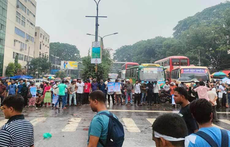 চাকরিতে প্রবেশের বয়সসীমা ৩৫ বছর, আবেদন ফি ২০০ টাকায় নামিয়ে আনাসহ তিন দফা দাবিতে শাহবাগ মোড়ে অবরোধ করেছেন চাকরিপ্রত্যাশীরা। আজ দুপুরে ১টার দিকে এ কর্মসূচি শুরু করেন তারা। বিকেল ৫টায় এ প্রতিবেদন লেখা পর্যন্ত এ অবরোধ কর্মসূচি চলছিল। ছবি: জাগো নিউজ