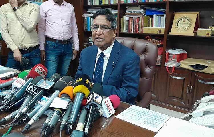 জামায়াতে ইসলামীকে সমাবেশের অনুমতি দেওয়া রাজনৈতিক সিদ্ধান্ত জানিয়ে কৃষিমন্ত্রী মো. আব্দুর রাজ্জাক বলেন, ‘অপেক্ষা করেন, আরও দেখবেন কী হয়।’ আজ সচিবালয়ে জার্মান দূতাবাসের চার্জ ডি অ্যাফেয়ার্স ফার্ডিনান্ড ফন ভেইহের সঙ্গে সৌজন্য বৈঠকের পর সাংবাদিকদের প্রশ্নের জবাবে তিনি এ কথা বলেন। ছবি: মাসুদ রানা