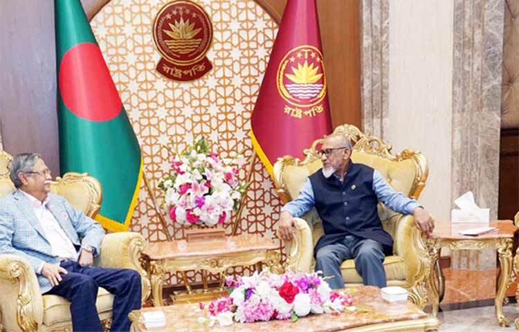 মুক্তিযুদ্ধে বাঙালির বিজয়গাথা ও মুক্তিযুদ্ধের চেতনা বর্তমান ও ভবিষ্যৎ প্রজন্মের কাছে ছড়িয়ে দিতে সেক্টর কমান্ডারস ফোরাম- মুক্তিযুদ্ধ ’৭১-কে তাগিদ দিয়েছেন রাষ্ট্রপতি মো. সাহাবুদ্দিন। আজ বঙ্গভবনে রাষ্ট্রপতির সঙ্গে ফোরামের নির্বাহী সভাপতি বীর মুক্তিযোদ্ধা মো. নুরুল আলম এবং মহাসচিব লেখক ও সাংবাদিক বীর মুক্তিযোদ্ধা হারুন হাবিব দেখা করতে যান। এ সময় রাষ্ট্রপতি তাদের এ নির্দেশনা দেন। ছবি: পিআইডি