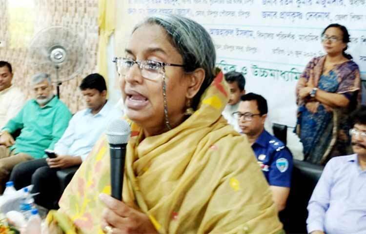 শিক্ষামন্ত্রী ডা. দীপু মনি বলেছেন, স্মার্ট নাগরিক না হলে স্মার্ট অর্থনীতি হবে না, স্মার্ট সরকার হবে না, স্মার্ট সমাজ হবে না। স্মার্ট নাগরিক তৈরি করবে মানুষ গড়ার কারিগর শিক্ষকরা। আজ সকালে পুরান বাজার ডিগ্রি কলেজ মিলনায়তনে শিক্ষকদের সঙ্গে মতবিনিময় অনুষ্ঠানে প্রধান অতিথির বক্তব্যে তিনি এসব কথা বলেন। ছবি: জাগো নিউজ