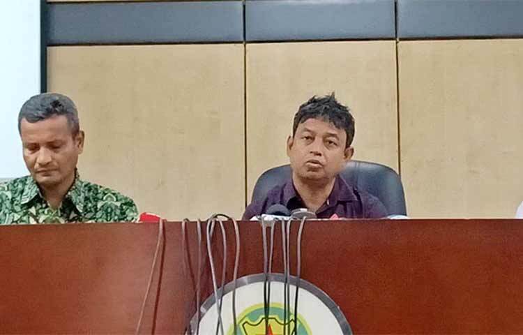 রাজধানীতে আলাল উদ্দিন নামে এক ব্যক্তির ঢাকা মহানগর গোয়েন্দা পুলিশের (ডিবি) হেফাজতে মৃত্যুর ঘটনায় নির্যাতনের অভিযোগ ওঠে। আলালের মৃত্যুর পর এ ঘটনায় ৯ দিন পর প্রতিক্রিয়া জানিয়েছে ঢাকা মহানগর গোয়েন্দা (ডিবি) পুলিশ। আজ ডিএমপি মিডিয়া সেন্টারে আয়োজিত এক সংবাদ সম্মেলনে সাংবাদিকদের বিভিন্ন প্রশ্নের জবাব দেন। ছবি: জাগো নিউজ