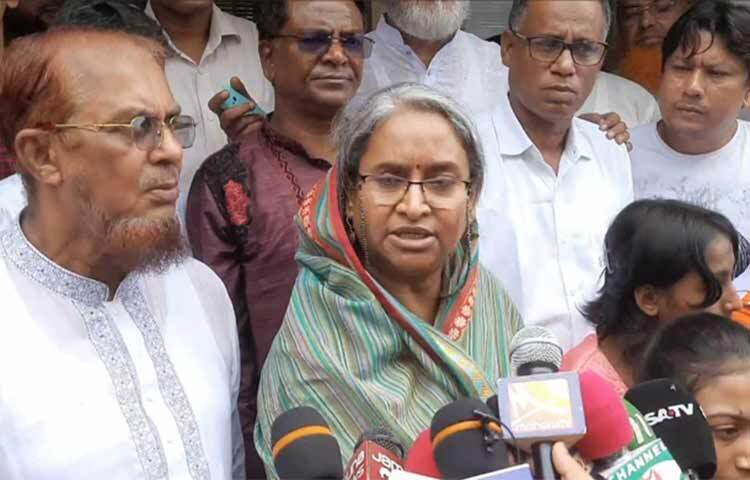 বাঙালিরা বীরের জাতি। তাই কোনো চাপের কাছে বাংলাদেশ মাথা নত করবে না। বরং মাথা উঁচু করে চলবে বলে মন্তব্য করেছেন শিক্ষামন্ত্রী ডা. দীপু মনি। আজ সকালে চাঁদপুর সদর উপজেলা পরিষদ মিলনায়তনে শিক্ষার্থীদের মাঝে বাইসাইকেল বিতরণ শেষে তিনি এ মন্তব্য করেন। ছবি: জাগো নিউজ