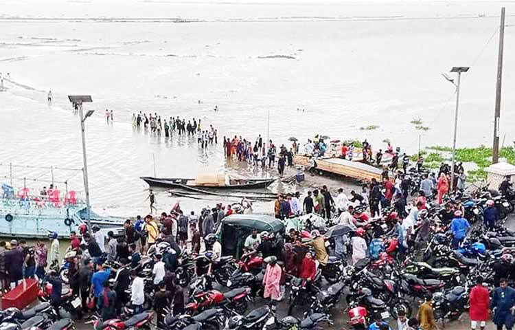 বৃষ্টি উপেক্ষা করেই কিশোরগঞ্জের নিকলী বেড়িবাঁধ হাওরের সৌন্দর্য উপভোগ করতে ভিড় করেছেন পর্যটকরা। আজ দুপুর থেকে নিকলী বেড়িবাঁধ হাওর এলাকায় পর্যটকদের ভিড় করতে দেখা গেছে। ছবি: জাগো নিউজ
