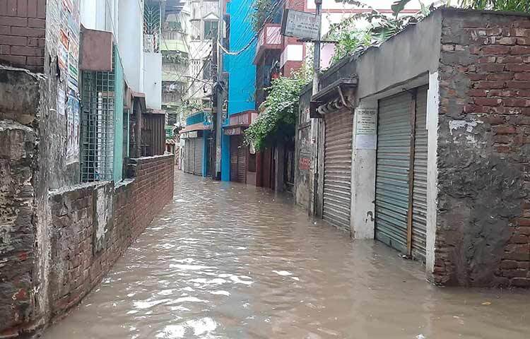 প্রায় এক ঘণ্টা ধরে রাজধানীতে মুষলধারে বৃষ্টি হয়েছে। এতে ঢাকার বিভিন্ন অঞ্চলের অলিগলিতে হাঁটু পানি জমে গেছে। ছবিটি রাজধানীর রামপুরা এলাকা থেকে তোলা। ছবি: বিপ্লব দিক্ষিৎ