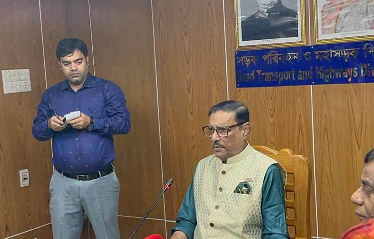 বাজারের ওপর কারও পুরোপুরি নিয়ন্ত্রণ সবসময় থাকে না, এটা ওঠানামা করে বলে মন্তব্য করেছেন আওয়ামী লীগের সাধারণ সম্পাদক এবং সড়ক পরিবহন ও সেতুমন্ত্রী ওবায়দুল কাদের। আজ সচিবালয়ে মন্ত্রণালয়ের সভাকক্ষে কর্মকর্তাদের সঙ্গে ঈদ পরবর্তী শুভেচ্ছা বিনিময়কালে এক প্রশ্নের জবাবে এ মন্তব্য করেন তিনি। ছবি: ইসমাইল হোসেন রাসেল