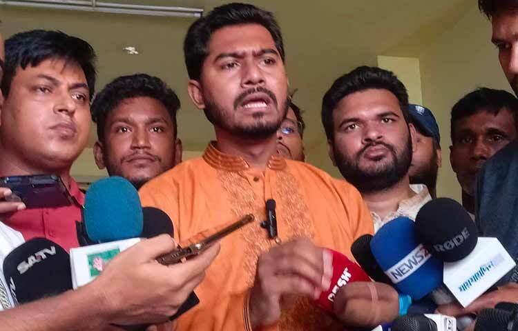 ইসরায়েলি কোনো নাগরিক ও মোসাদ এজেন্টের সঙ্গে কোনো বৈঠক হয়নি বলে ফের দাবি করেছেন গণঅধিকার পরিষদের সদস্যসচিব নুরুল হক নুর। তিনি বলেন, ‘পারলে এমন (মেন্দি এন সাফাদির সঙ্গে বৈঠকের) একটা ভিডিও দেখাও।’ আজ সকালে জাতীয় প্রেস ক্লাবে এক অনুষ্ঠান শেষে বেরিয়ে সাংবাদিকদের মুখোমুখি হন নুর। এ সময় এক প্রশ্নের জবাবে তিনি এ কথা বলেন। ছবি: জাগো নিউজ